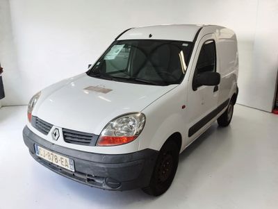 une camionnette blanche garée dans une pièce blanche
