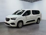 La camionnette blanche est garée dans une grande pièce blanche.
