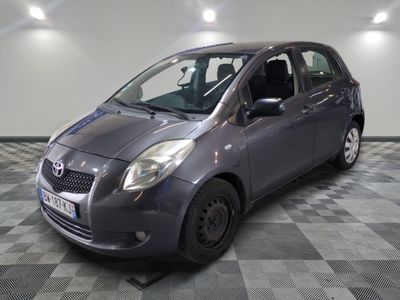 une photo d'une Toyota Yaris grise garée dans un garage