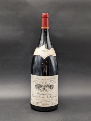 la bouteille de vin est posée sur la table sur la table