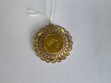une médaille d'or sur fond blanc, accompagnée d'une étiquette de prix