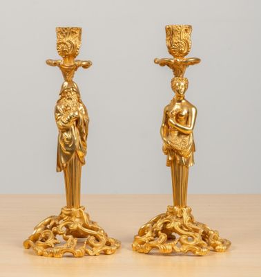 Paire de bougeoirs en bronze ciselé et doré figurant les all…