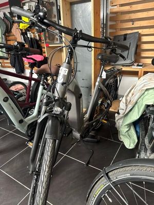 deux vélos garés l'un à côté de l'autre dans un garage