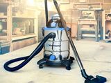 un aspirateur posé sur le sol d'une pièce