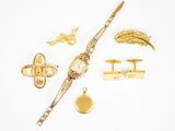 plusieurs bijoux en or, dont une montre, une plume et d'autres objets