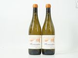 deux bouteilles de vin posées l'une à côté de l'autre sur une table