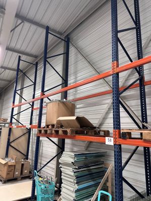 des rayonnages dans un entrepôt où des cartons et des palettes sont empilés les uns sur les autres