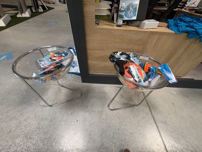 deux chaises assises l'une à côté de l'autre sur le sol