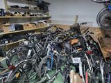 beaucoup de vélos qui sont entreposés dans une pièce