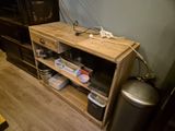 une étagère en bois sur laquelle sont posés tout un tas d'appareils électroniques