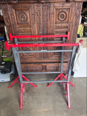 un gros meuble qui se trouve dans un garage