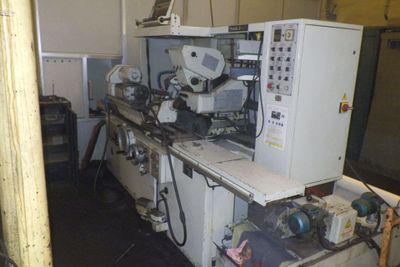 une machine qui se trouve dans une pièce, à côté d'une table