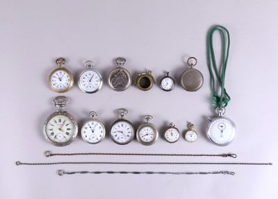 de nombreux types de montres de poche sur la table