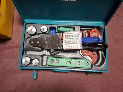 une boîte bleue avec des outils à l'intérieur sur le sol
