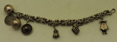 un gros plan sur un bracelet en métal orné de breloques