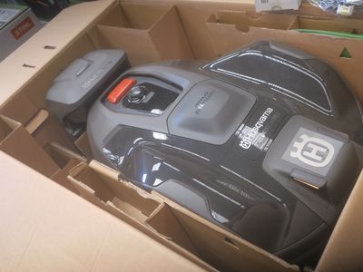 une boîte contenant une tondeuse à gazon