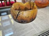 une table en verre sur laquelle se trouvent un bol et un vase