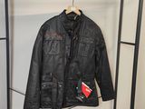 une veste en cuir noir accrochée à un porte-manteau dans une pièce