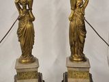 paire de figurines en bronze ancien sur des socles en marbre