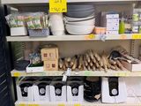 de nombreux articles à vendre sur les étagères du magasin