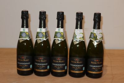 six bouteilles de champagne sont alignées sur une table