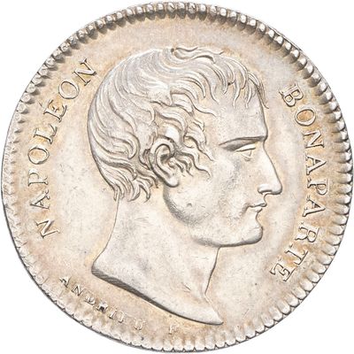 Gros plan sur une pièce de monnaie portant le visage d'un homme