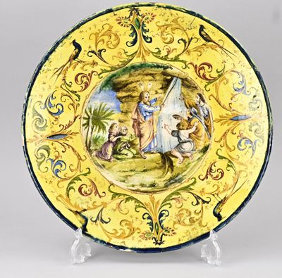 une assiette jaune sur laquelle est représenté un homme et une femme