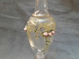 un vase en verre orné de fleurs, posé sur une table