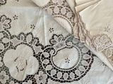 un gros plan d'une nappe sur laquelle est posé un napperon