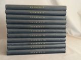 six livres empilés les uns sur les autres sur une surface blanche