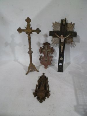 trois croix et une horloge sur une surface blanche
