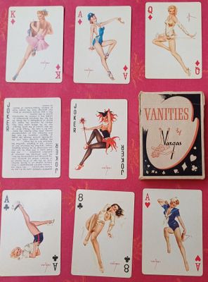 des cartes à jouer sur lesquelles figurent diverses pin-up, le tout sur un fond rose