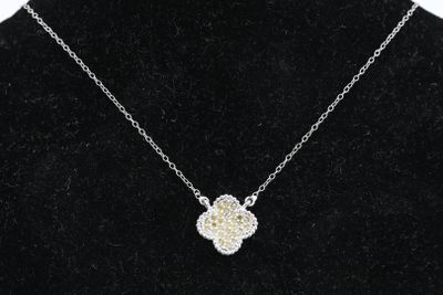 un collier avec un pendentif en forme de fleur sur un mannequin noir mannequin mannequin mannequin mannequin mannequin mannequin manne