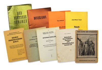 plusieurs livres sont empilés sur une surface blanche