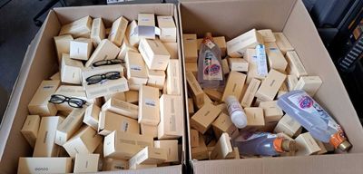deux cartons remplis d'objets qui traînent par terre