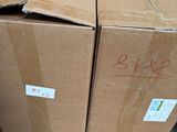 une pile de boîtes sur une palette dans un entrepôt