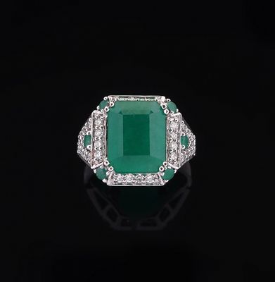 une bague en émeraude et diamant