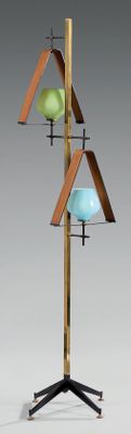 trois oiseaux perchés sur un socle en bois