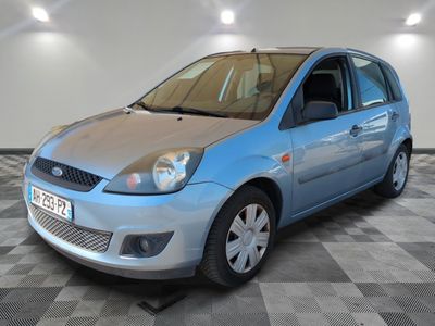 une photo d'une Ford Fiesta bleue garée dans un garage