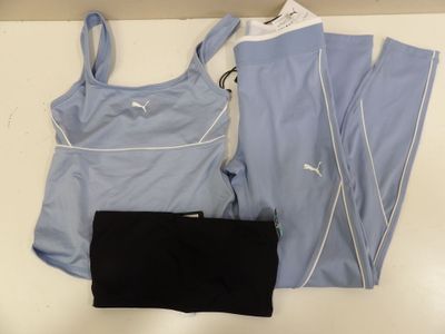 Ensemble de sport bleu Puma comprenant un haut de sport et un legging assortis