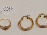 trois paires de boucles d'oreilles en or et une paire de boucles d'oreilles en or
