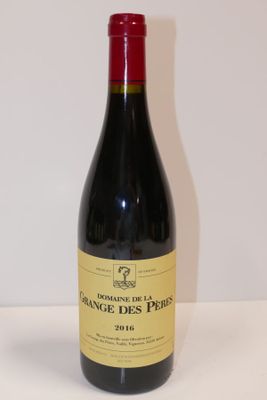 une bouteille de vin posée sur une table