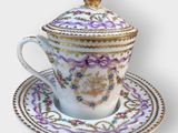 une tasse et une soucoupe posées sur une soucoupe, elle-même posée sur une autre soucoupe