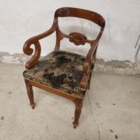 Fauteuil en acajou sculpté, accotoirs en crosse, piètement f…