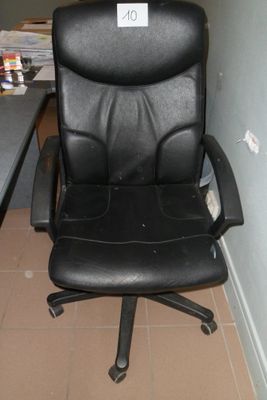 une chaise de bureau noire avec une pancarte fixée à l'arrière