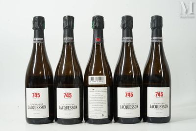 six bouteilles de vin sont alignées sur une surface blanche