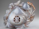 un vase blanc orné d'un motif floral
