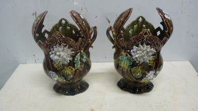 deux vases posés sur une table