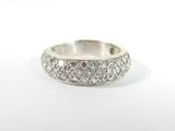 gros plan d'une bague en diamant sur une surface blanche