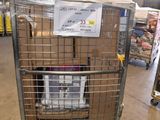 un chariot contenant de nombreux cartons dans un entrepôt